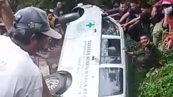 Ambulans pengangkut jenazah terperosok jurang di Garut (Foto: Istimewa)